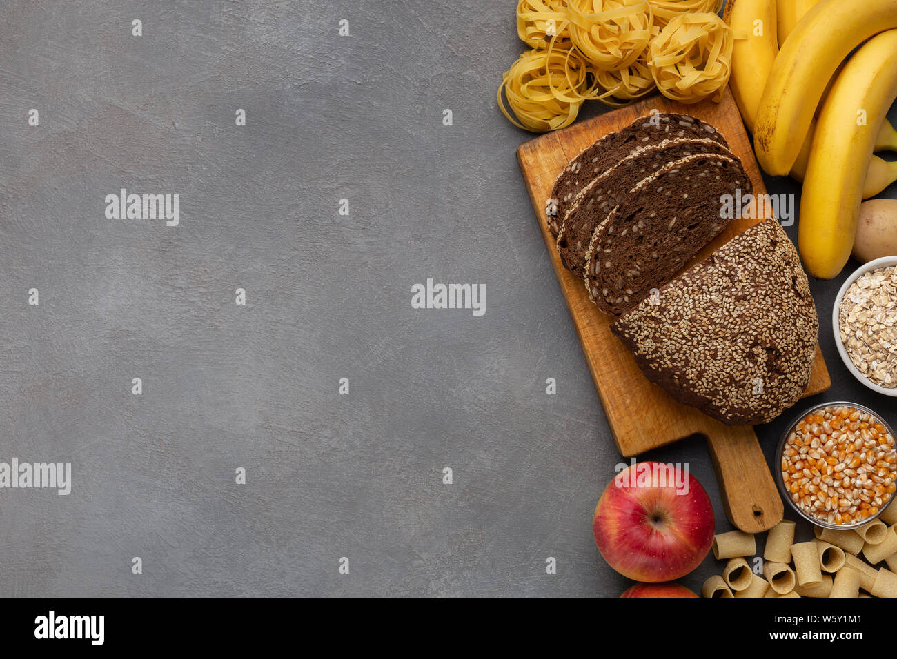 Hoher Ballaststoffgehalt und kohlenhydrathaltige Nahrungsmittel auf grauem Hintergrund Stockfoto