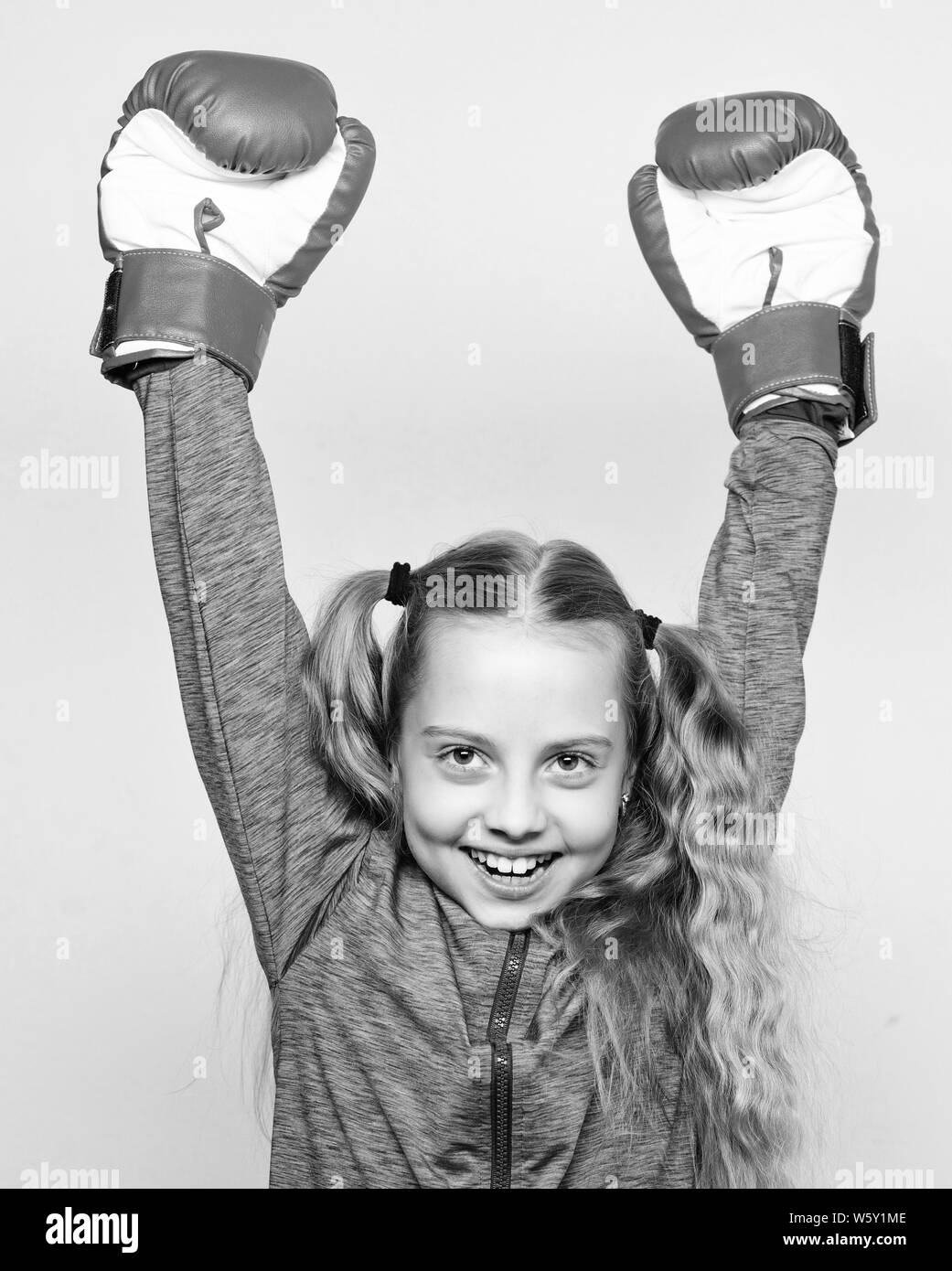 Fähigkeit der erfolgreiche Leiter. Sport Erziehung. Mädchen niedliche Kind mit roten Handschuhe auf weißem Hintergrund posiert. Erziehung für Leader. Starkes kind Boxen. Sport und Gesundheit Konzept. Boxing Sport für Frauen. Stockfoto