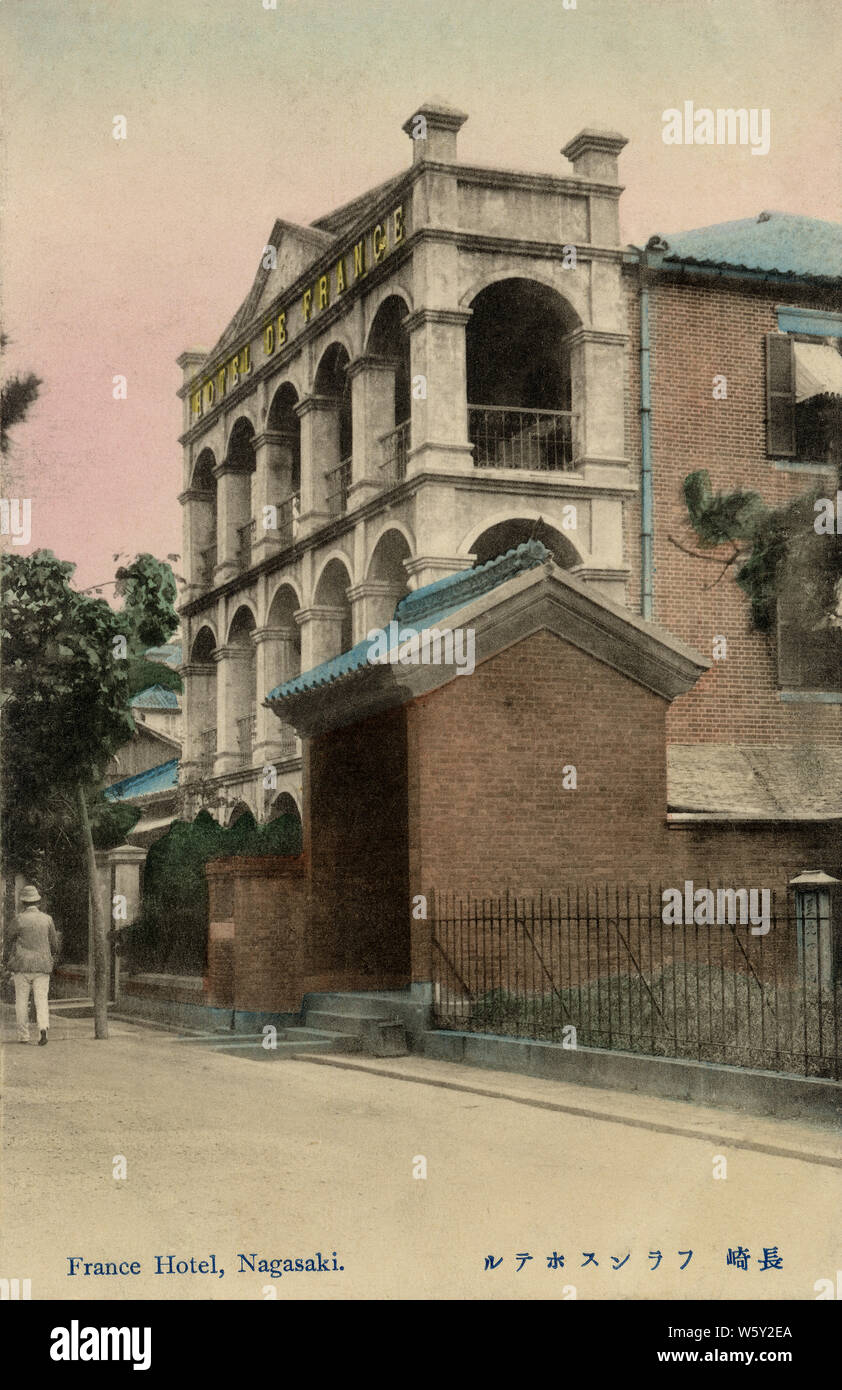 [1900s Japan - Hotel im westlichen Stil in Nagasaki] - Hotel de Frankreich (フランスホテル) an Nr. 33 Oura in Nagasaki um 1905 (Meiji 38). Das Hotel wurde im Jahre 1903 (Meiji 36) gegründet und 1909 geschlossen (Meiji 42). Das Tor im Vordergrund ist der Eingang zu den konfuzianischen Schrein (孔子廟, Koshi-byo), die heute noch steht. Derzeit das NTT Krankenhaus (ＮＴＴ病院) steht auf dem Lot. 20. jahrhundert alte Ansichtskarte. Stockfoto