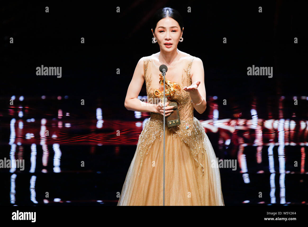 Taiwanesische Bühnenschauspielerin Hsieh Ying-Xuan spricht nach Verleihung der Trophäe für die beste Hauptdarstellerin für ihre Rolle in dem Film "Ex" an Stockfoto
