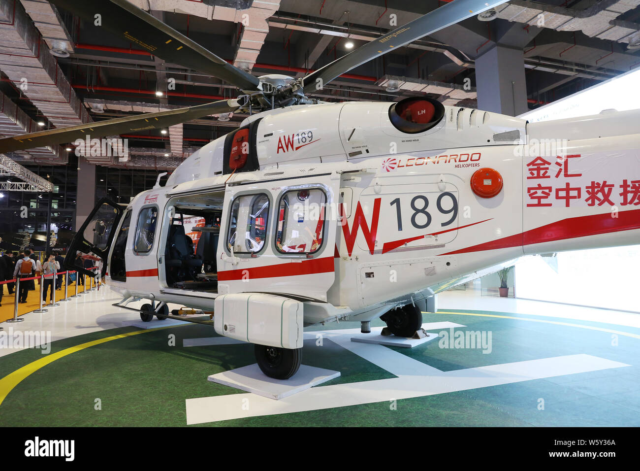 Die Italienische - integrierte Leonardo Hubschrauber AW 189, zu einem Preis von fast 200 Millionen Yuan (29 Mio. $), wird auf dem Display während der ersten China International Impor Stockfoto