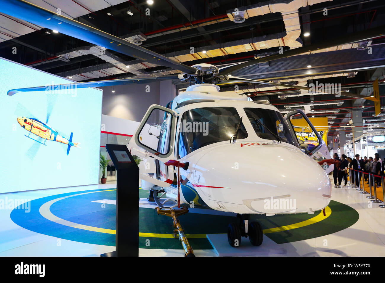 Die Italienische - integrierte Leonardo Hubschrauber AW 189, zu einem Preis von fast 200 Millionen Yuan (29 Mio. $), wird auf dem Display während der ersten China International Impor Stockfoto