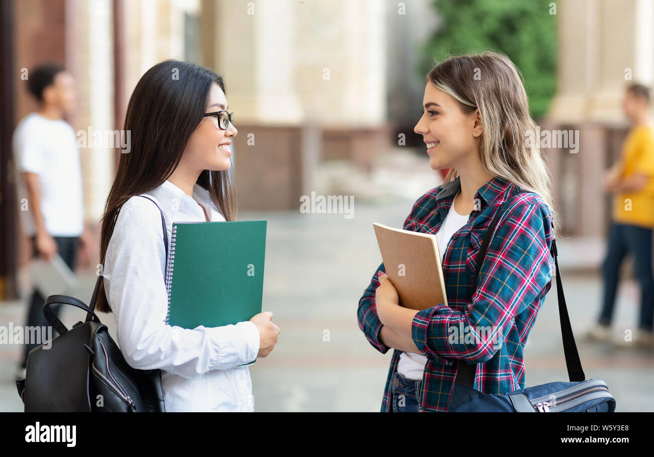 Pause zwischen den Vorlesungen. Mädchen sprechen im Freien nach Klasse Stockfoto