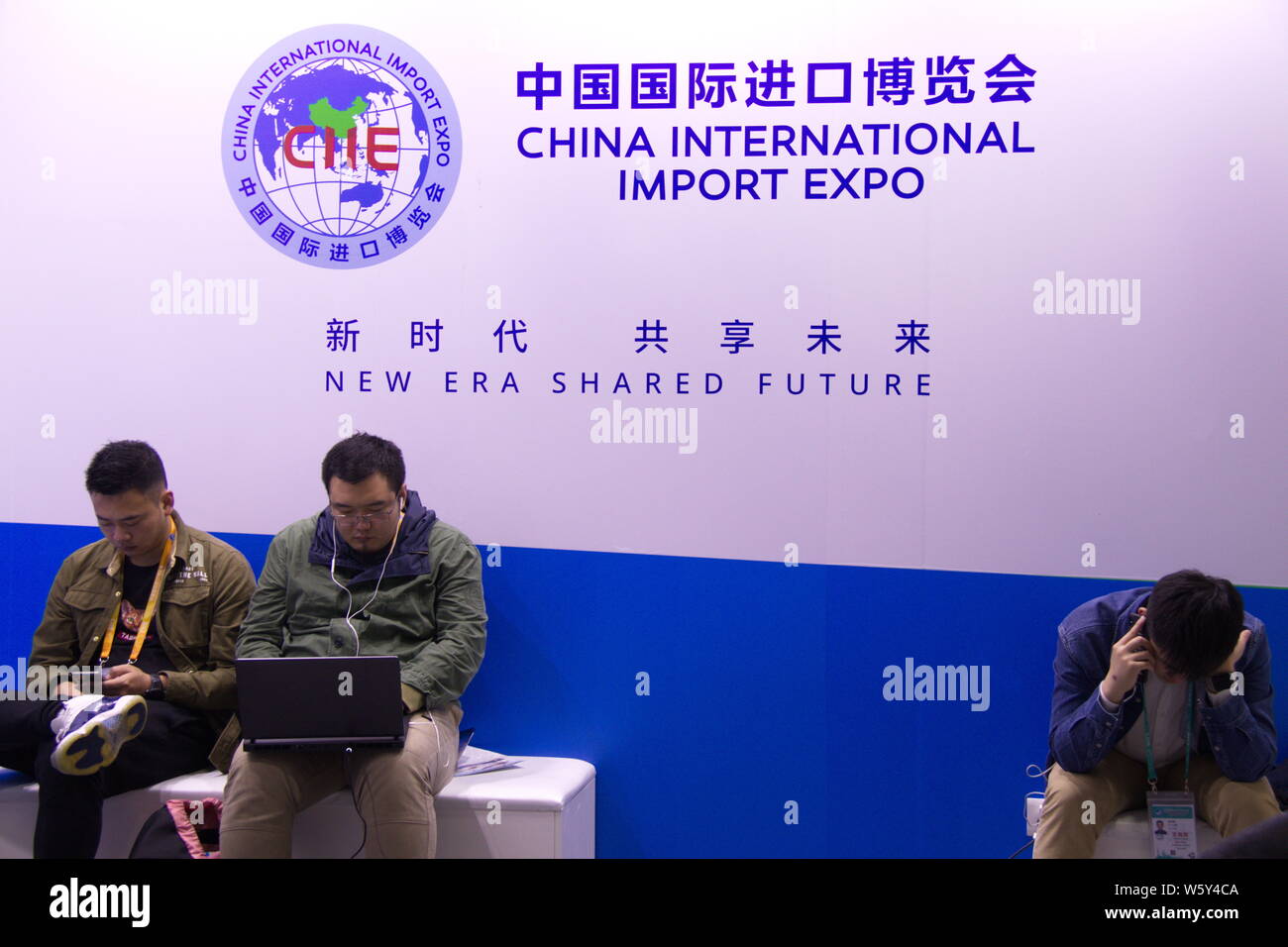 ---- Leute besuchen die ersten China International Import Expo (CIIE) in Shanghai, China, 10. November 2018. Shanghai ¯ s Steuernachlässe für Gebietsfremde Stockfoto