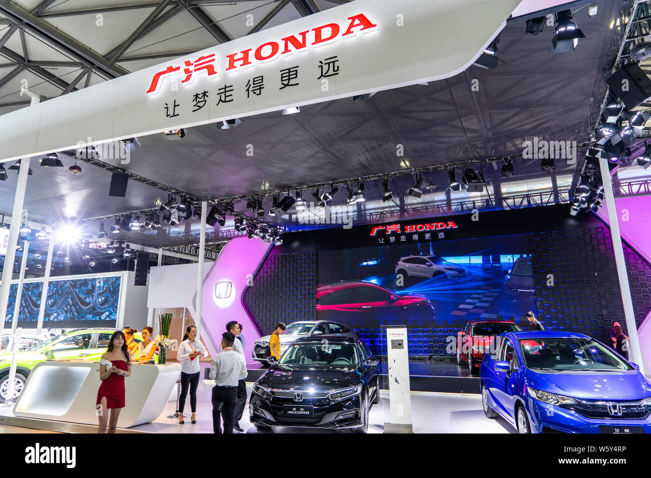 ---- Leute besuchen Sie den Stand von Guangqi-Honda, ein Joint Venture zwischen dem GAC (Nanjing Automobile Group Co., Ltd.) und Honda, während der Shanghai Pud Stockfoto