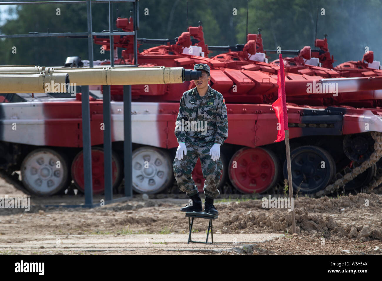 Region Moskau, Russland. 30. Juli 2019 Chinesische tank Crew bereitet tank Typ 96 (ZTZ-96 B) für Zug schießen vor dem Start der internationalen Wettbewerb 'Tank biathlon-2019" im militärischen Bereich' Alabino", Moskau, Russland Stockfoto