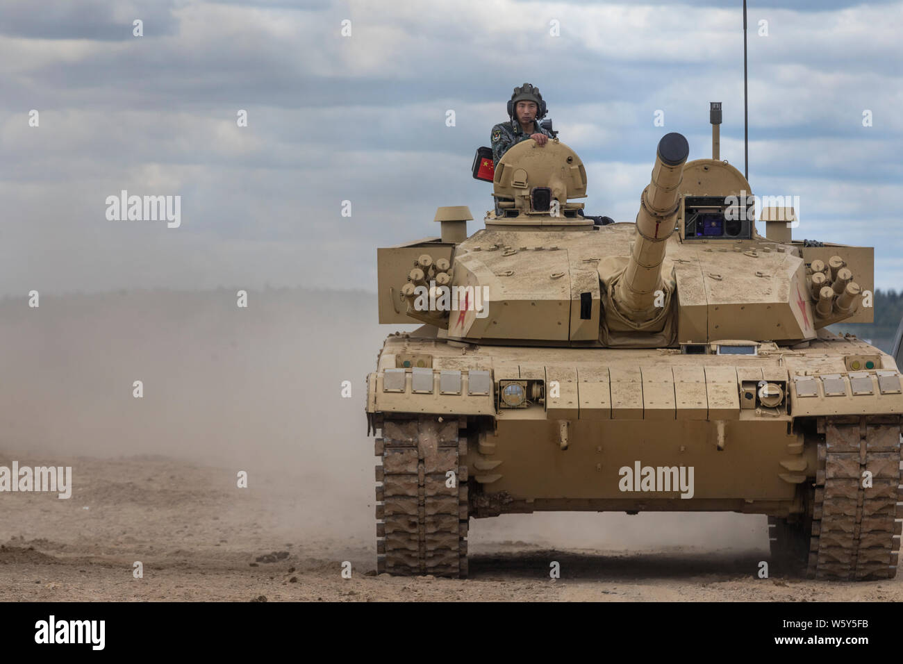 Region Moskau, Russland. 30. Juli 2019 Chinesische tank Crew sitzen im Tank Typ 96 (ZTZ-96 B) als Teil Ausbildung vor dem Start der internationalen Wettbewerb 'Tank biathlon-2019" im militärischen Bereich' Alabino", Moskau, Russland Stockfoto