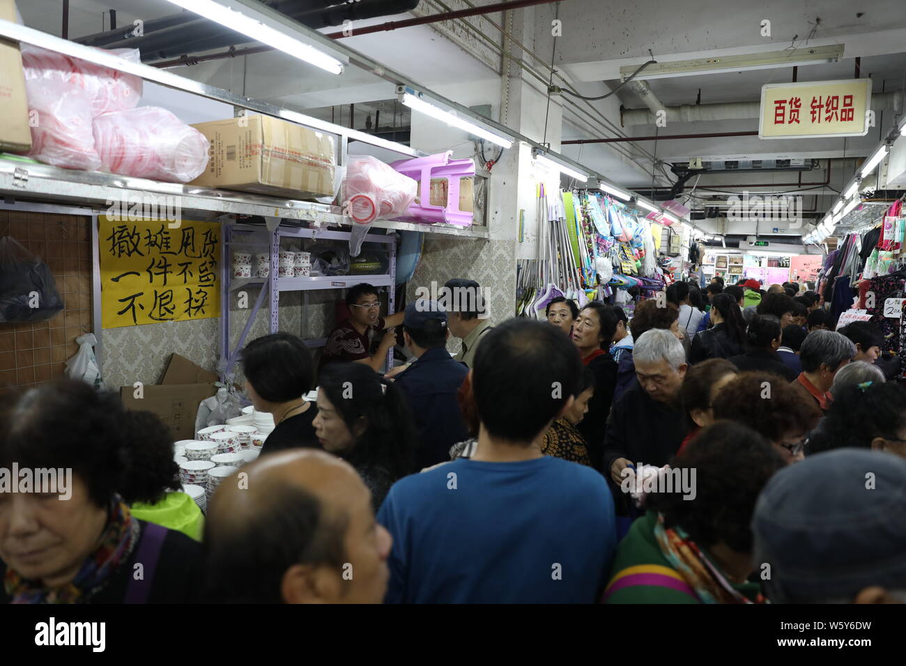 ------ Anwohner Masse ein Kleid Markt in Peking, China, 15. Oktober 2018. Die Zahl der ständigen Einwohner in Peking ging für die fi Stockfoto