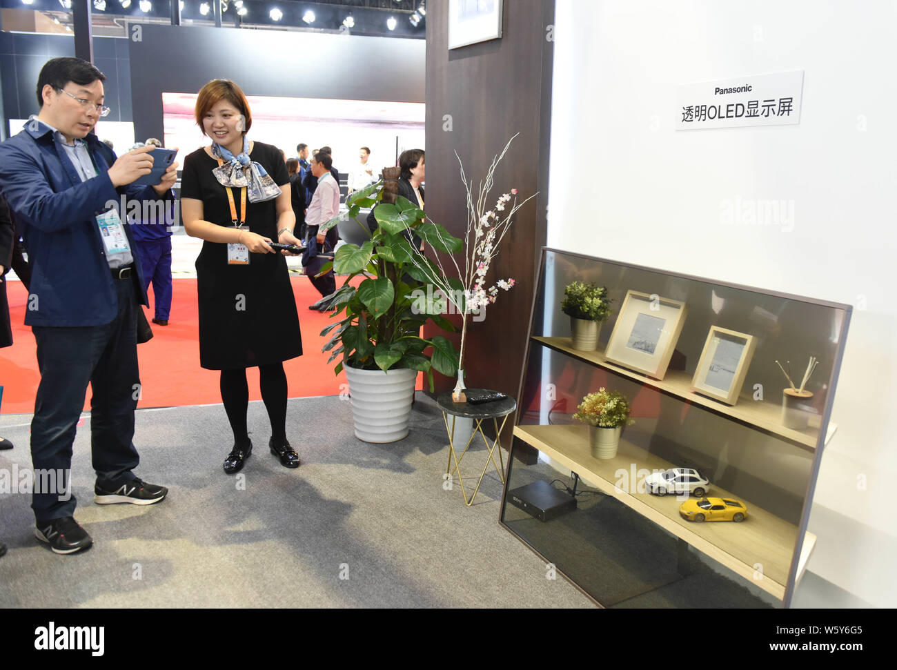 Besucher Blick an einem Panasonic 55-Zoll OLED-TV auf dem Stand der japanischen multinationalen Elektronikunternehmen Panasonic während der ersten China International Stockfoto