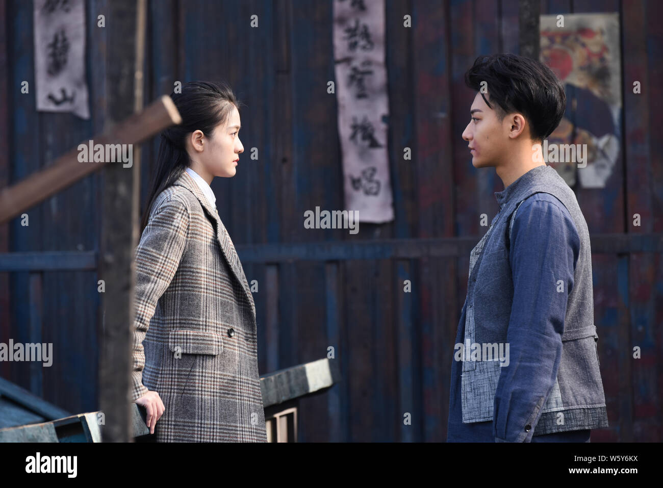 Chinesische Schauspieler Huang Zitao, rechts, besser bekannt als Z Tao, und die Schauspielerin Sophie Zhang oder Zhang Xueying sind während der Dreharbeiten am Set des Stockfoto