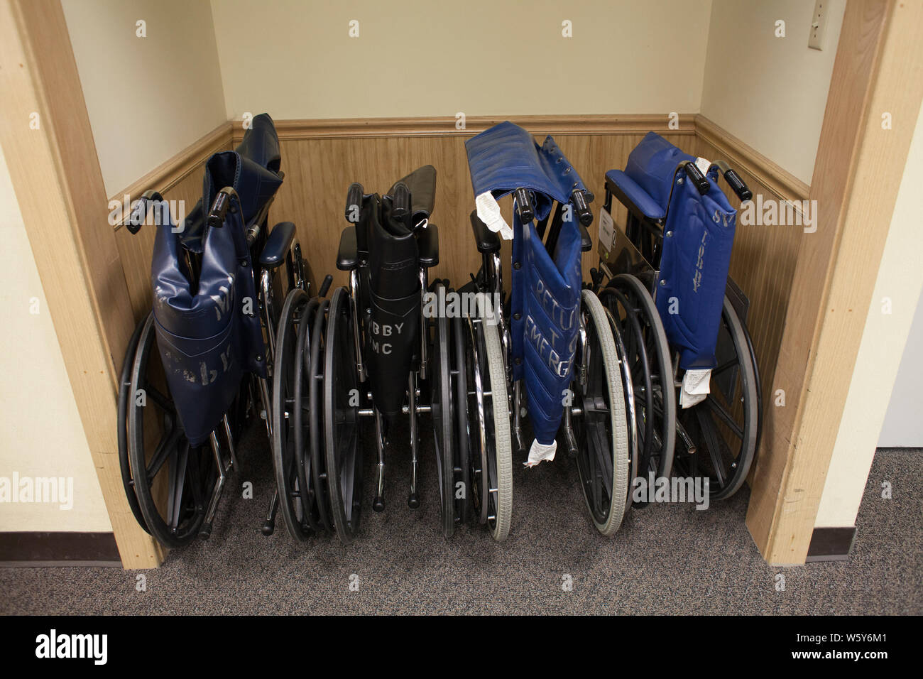 Rollstühle bereit für Patienten im Krankenhaus. Stockfoto