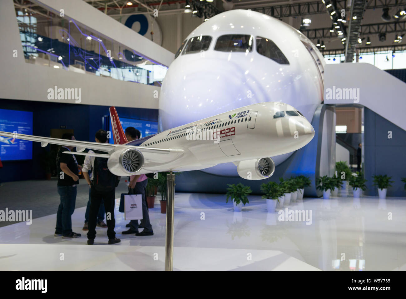 Ein Modell der CR929 Großraumflugzeuge Passenger Jet angezeigt durch die chinesisch-russischen Gemeinschaftsunternehmen CRAIC und gemeinsam von der russischen United Aircraft Corporatio entwickelt Stockfoto