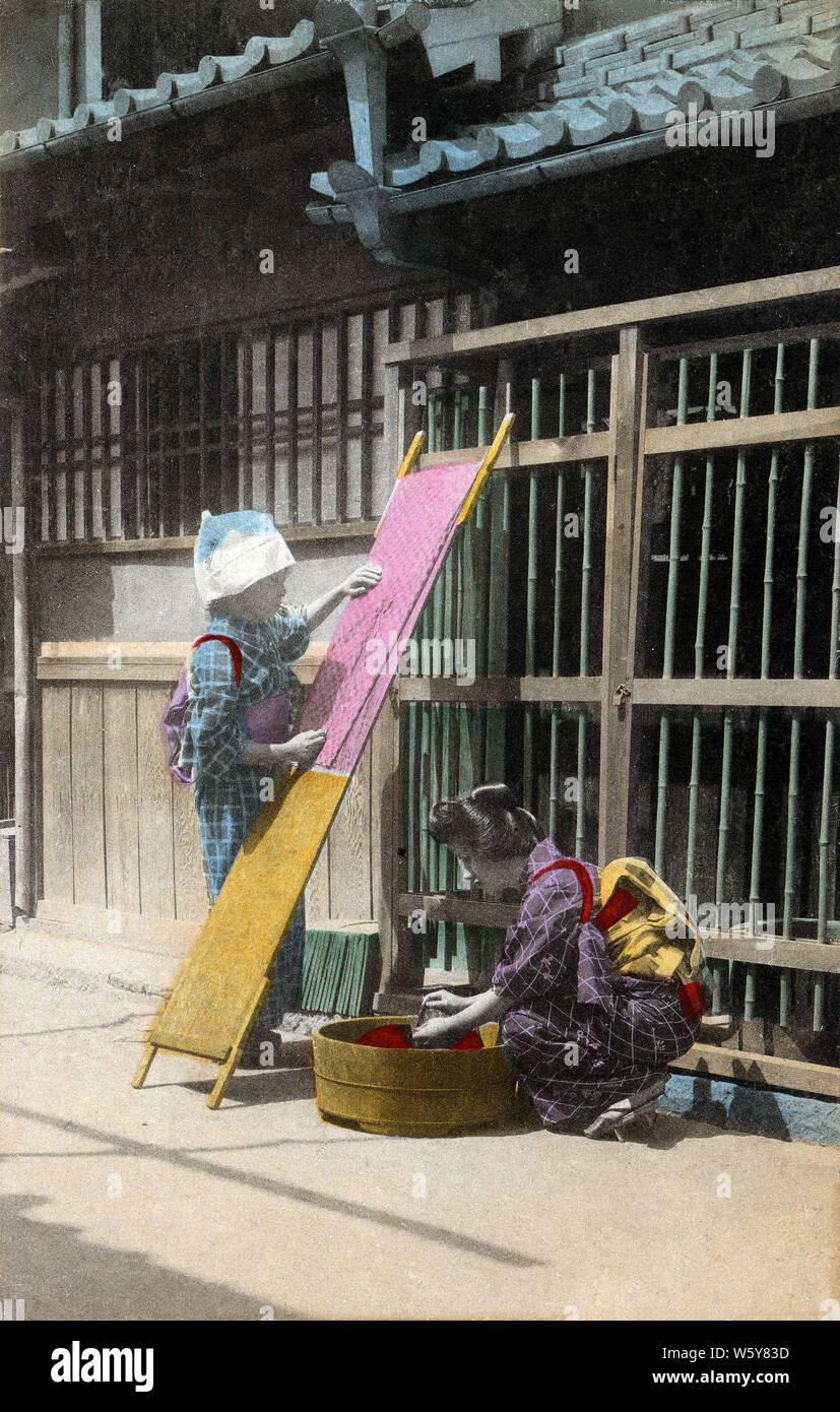 1900s Japan - Japanische Frauen Waschen Kimono] - zwei Frauen im Kimono und  traditionellen Kopfbedeckungen sind die Wäsche machen. Die Frau vor das  waschen Kleidung in einer Oke (hölzerne Schaufel), während die