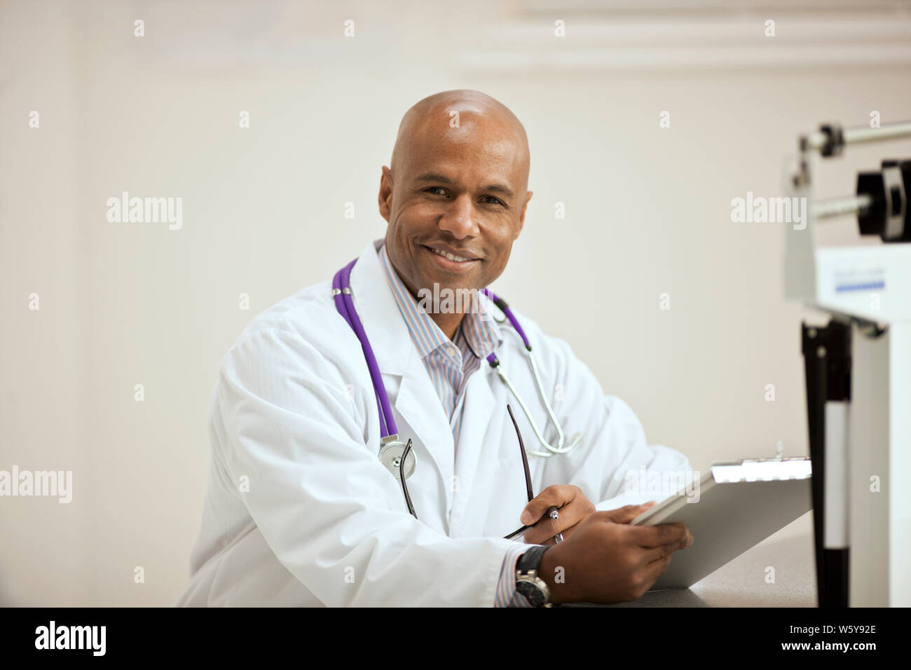 Porträt einer zuversichtlich männlicher Arzt. Stockfoto