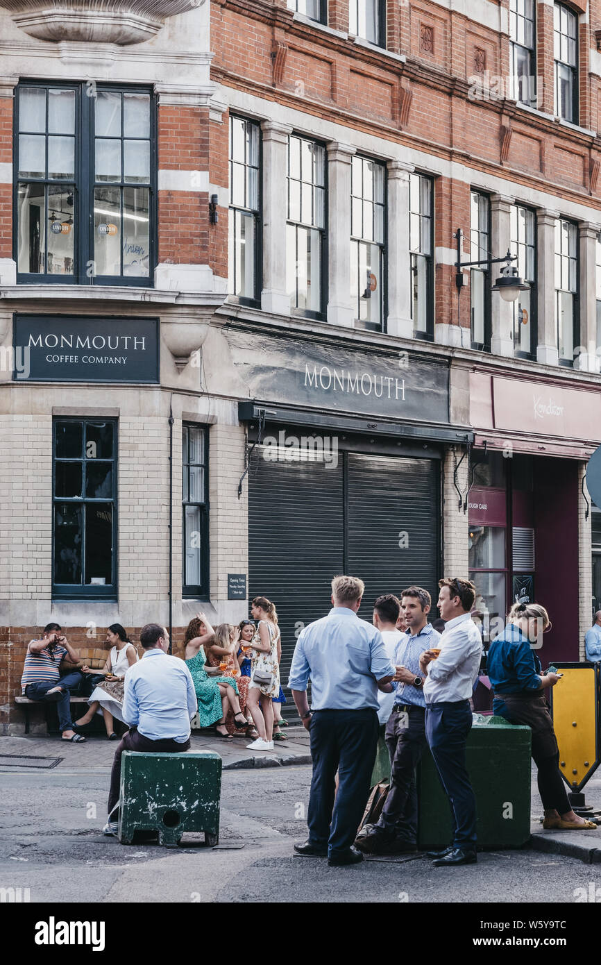 London, Großbritannien - 23 Juli, 2019: die Menschen stehen und trinken auf einer Straße außerhalb des Cafés und Pubs in Borough Markt, eines der größten und ältesten Lebensmittel mark Stockfoto