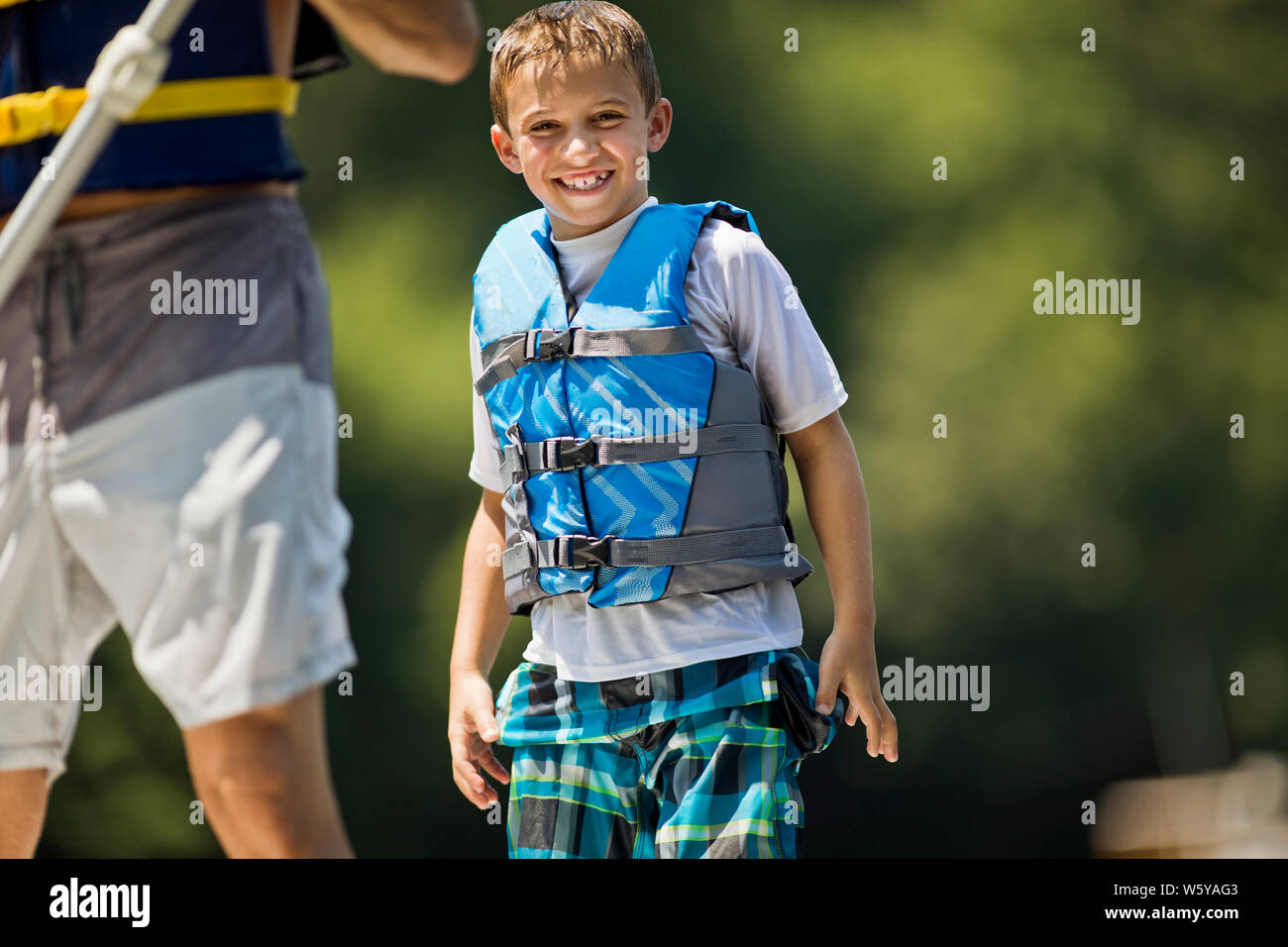 Porträt eines lächelnden Jungen Paddle Boarding. Stockfoto