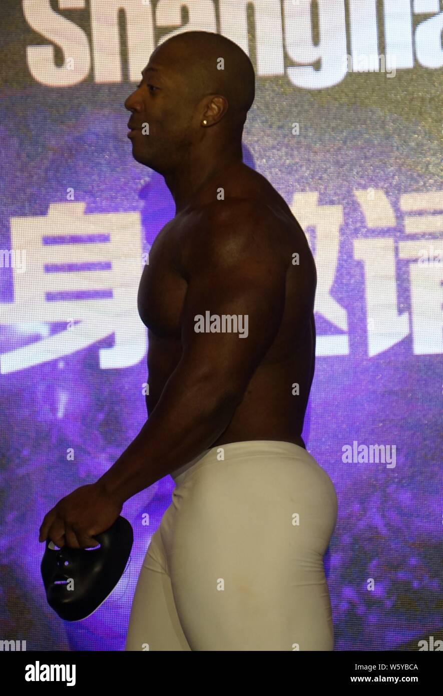 Jamaican-American IFBB professional Bodybuilder Shawn Rhoden wird dargestellt, während einer Bodybuilding Wettkampf in Shanghai, China, 13. November 2018. Stockfoto