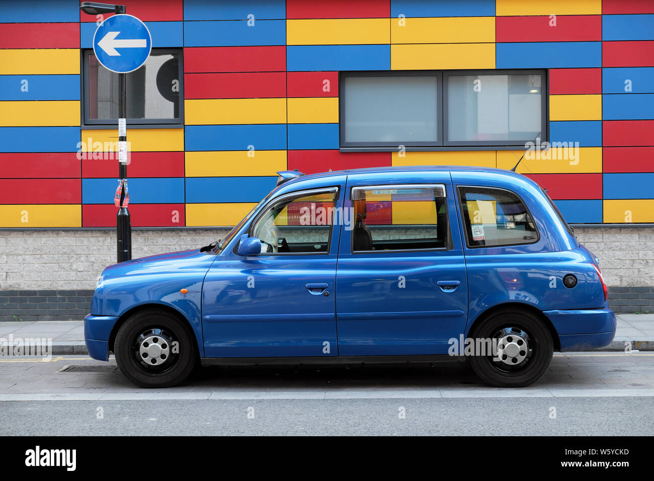 Blaue taxi geparkt außerhalb farbenfrohe, moderne Vor Weston Grundschule Goldene Gasse campus Gebäude in Whitecross Street London EC1 UK KATHY DEWITT Stockfoto