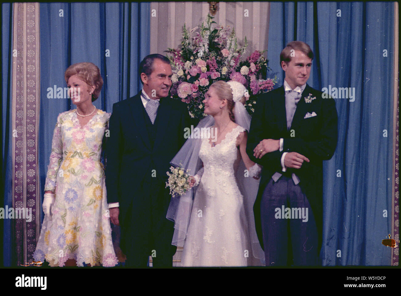 Tricia und Ed Cox's Hochzeit; Umfang und Inhalt: Im Bild: Pat Nixon, Präsident Nixon, Tricia und Ed Cox. Betrifft: Hochzeit - Tricia. Stockfoto