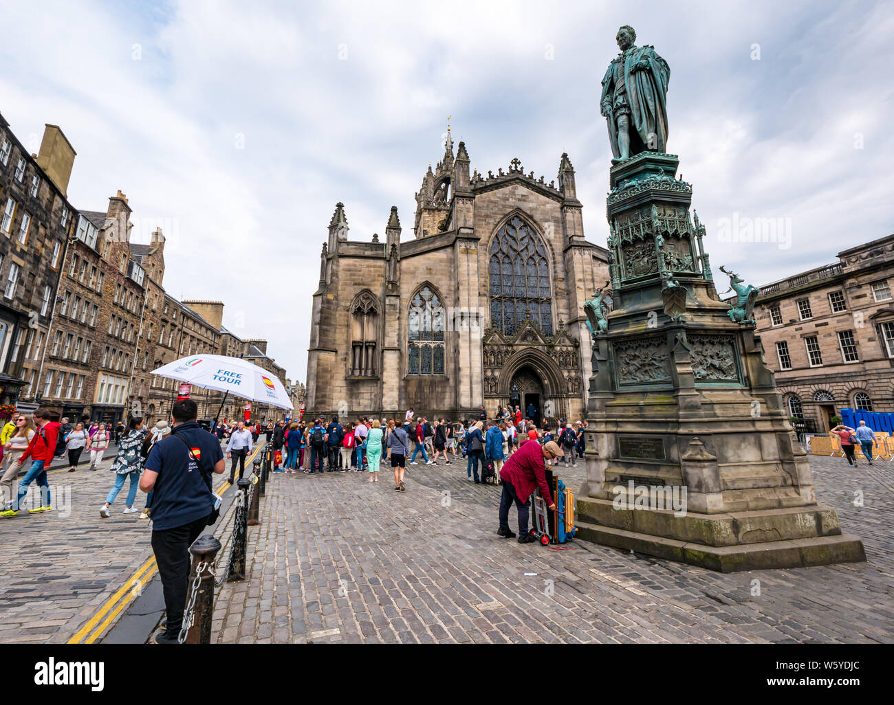 Royal Mile besetzt mit Touristen im St Giles Kathedrale mit 5. Herzog von buccleuch Statue, Edinburgh, Schottland, Großbritannien Stockfoto