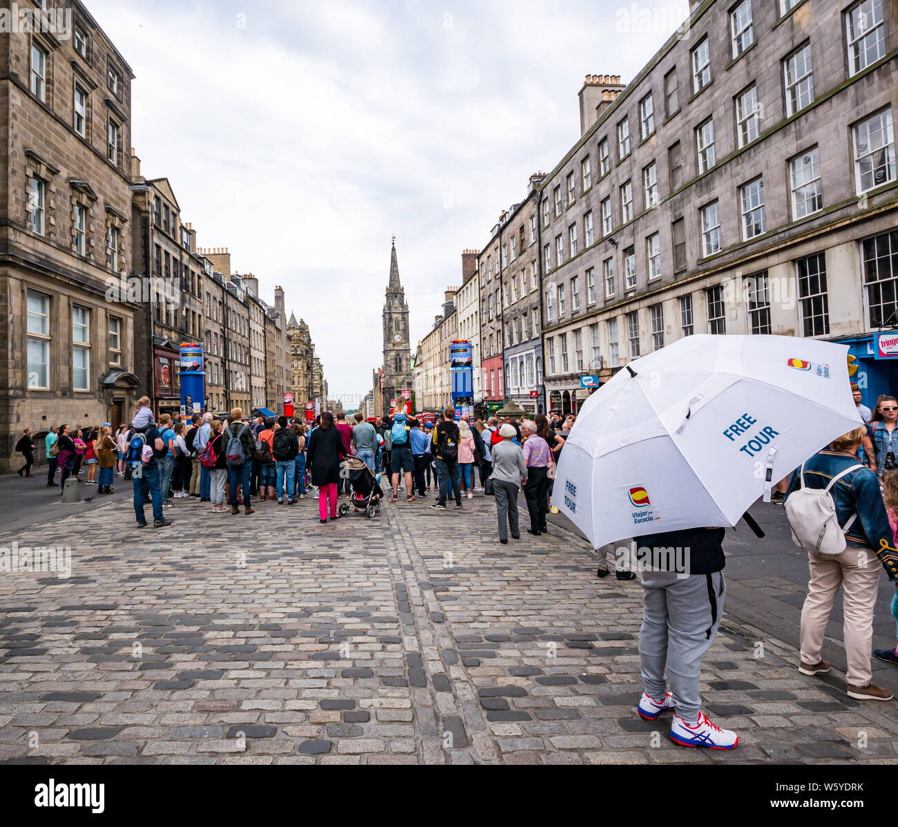 Royal Mile besetzt mit Touristen im Sommer, Edinburgh, Schottland, Großbritannien Stockfoto