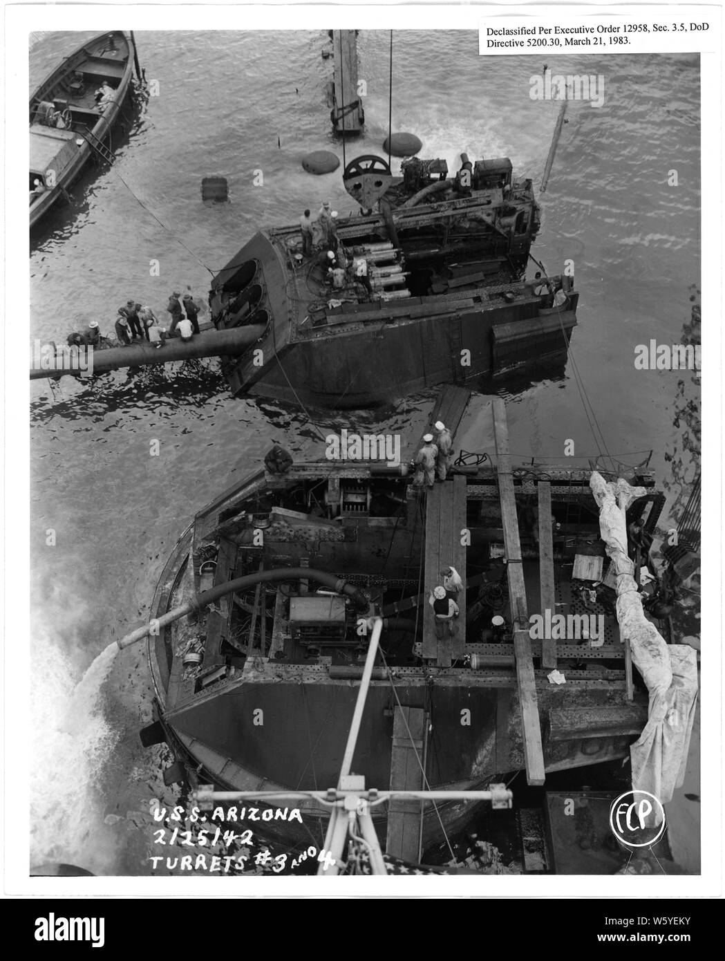 USS Arizona; Türmchen Nr. 3 und 4 (FCP); Umfang und Inhalt: Dies ist eine Sammlung von Fotos von der Bergung in Pearl Harbor Naval Shipyard von der Werft in der Zeit nach dem japanischen Angriff auf Pearl Harbor die US-Beteiligung im zweiten Weltkrieg. Die Fotos werden in einer Reihe von Dateien in mehreren Werft Datensätze Serie gefunden. Stockfoto