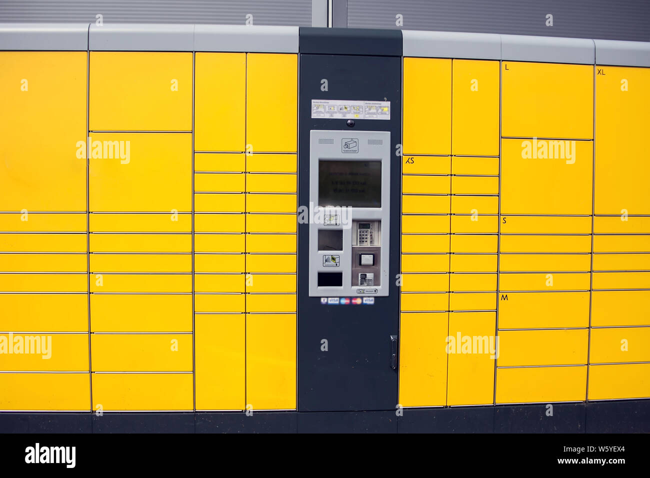 Automatisierte gelb self service Post terminal Maschine oder Schließfach  ein Paket für die Lagerung zu hinterlegen Stockfotografie - Alamy