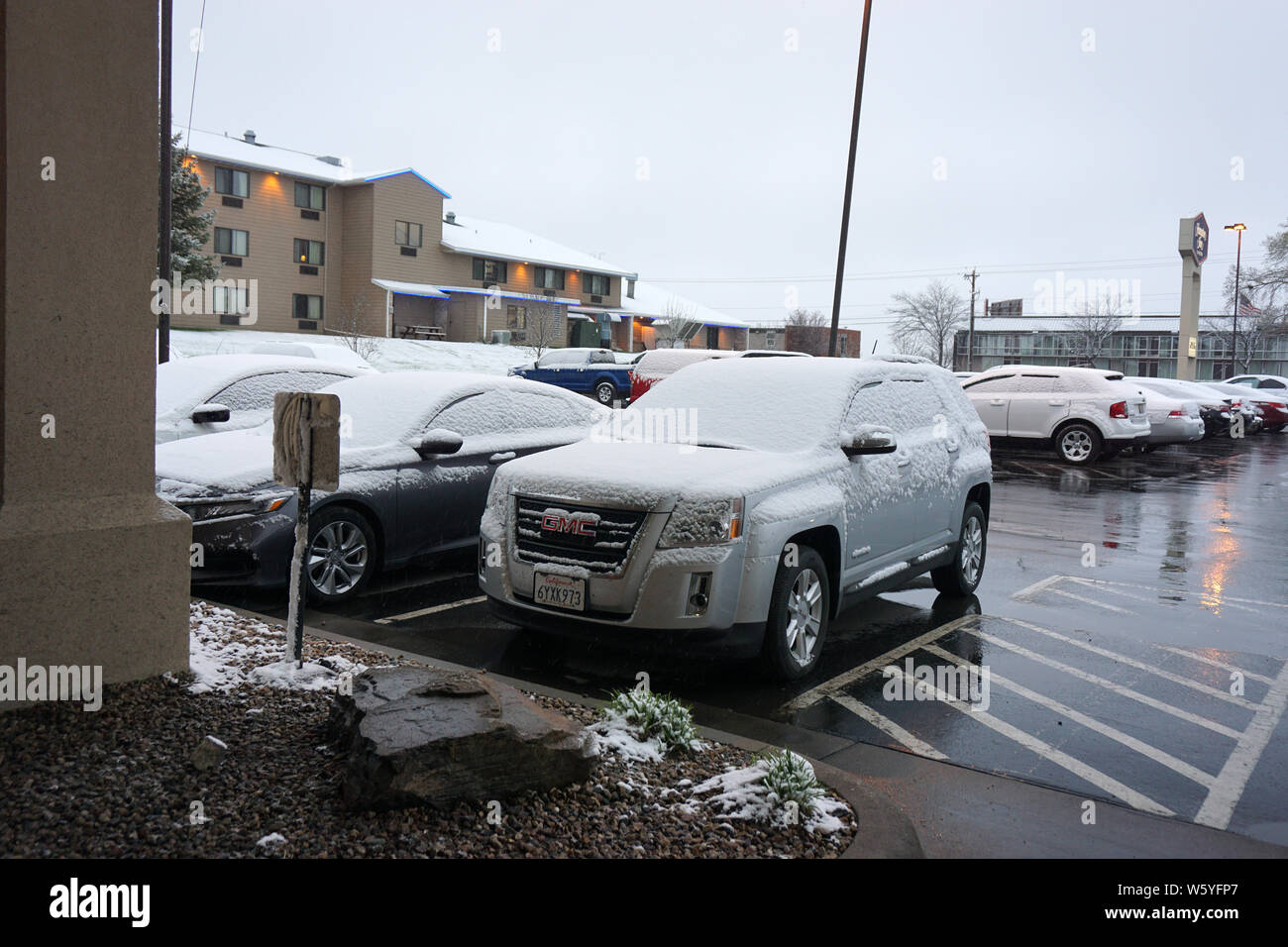 Schnee bedeckt Auto im Hotel Parkplatz Stockfoto
