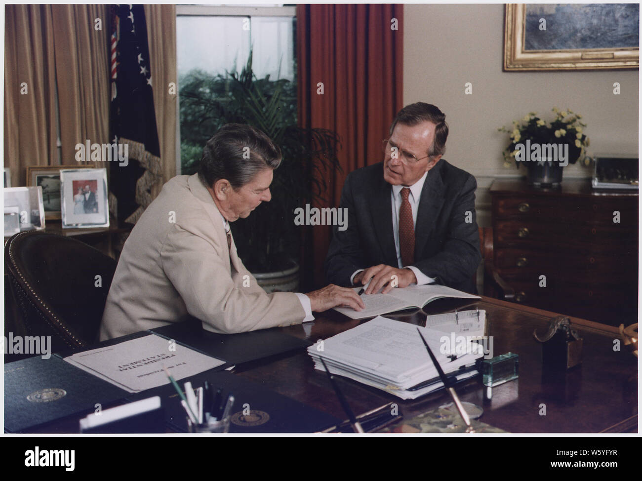 Vice President Bush und Präsident Reagan, die im Oval Office Stockfoto