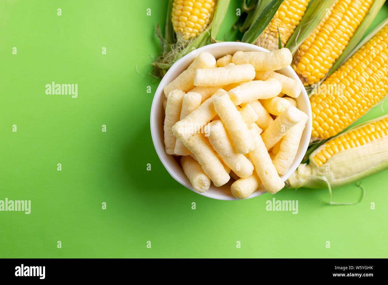 Pufuleti und frischen Körnern reifer Mais, über grüne Hintergrund Stockfoto