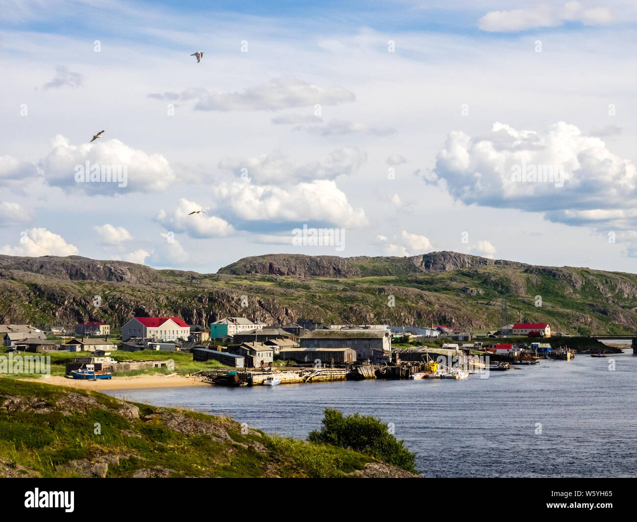 Blick auf Dorf Teriberka in der Barentssee Küste. Halbinsel Kola, Murmansk, Russland Stockfoto