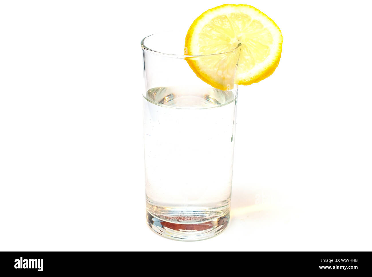 Glas reinen noch Wasser mit Zitrone auf weißem Hintergrund Stockfoto