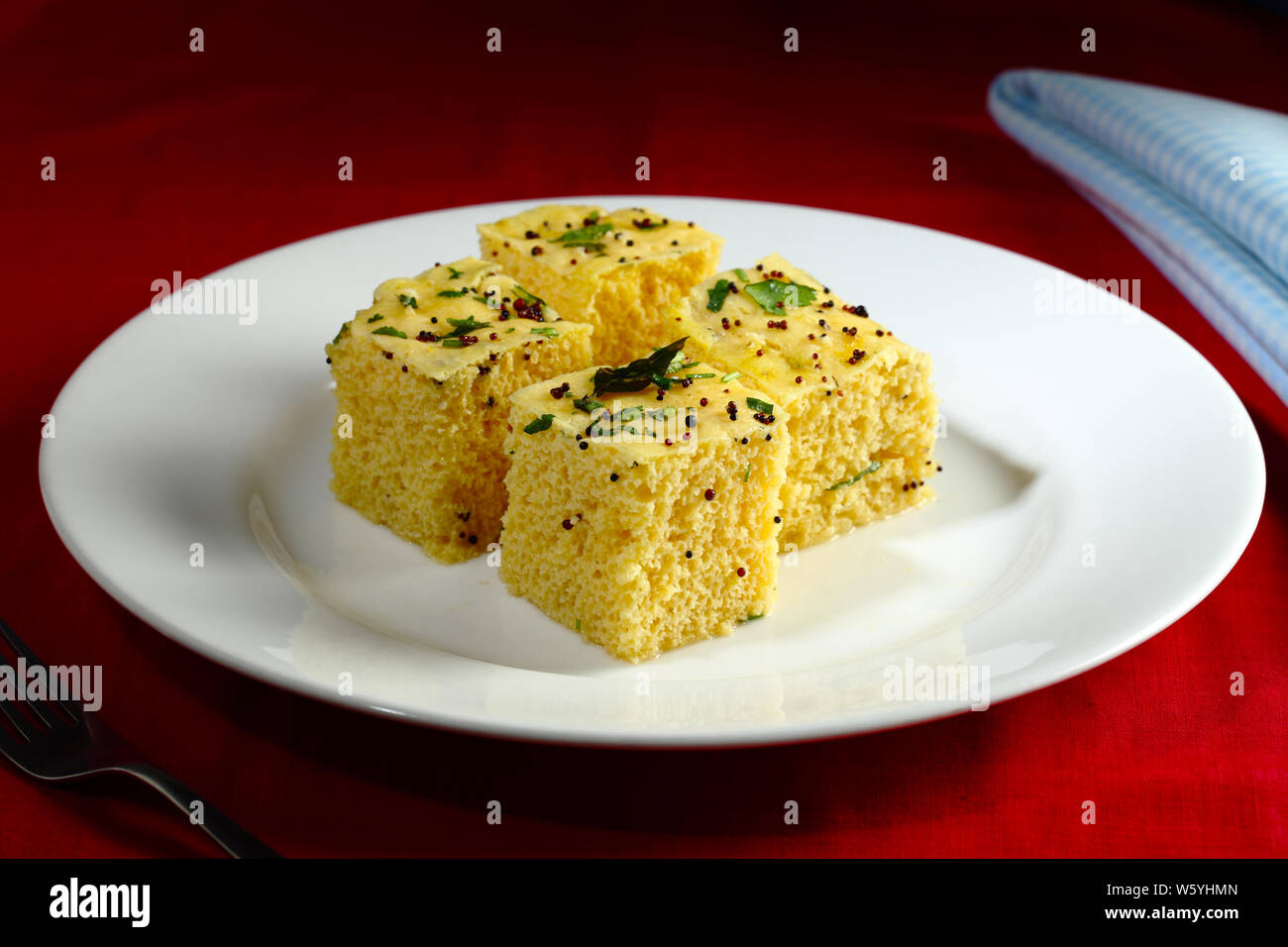 Kachoris serviert in einem Teller Stockfoto