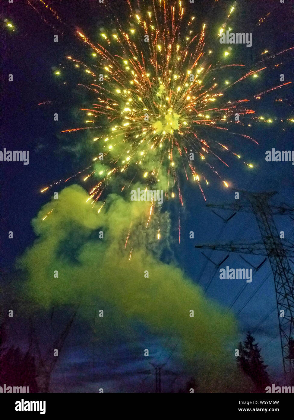 Nachbarschaft 4. Juli Feuerwerk in der Abenddämmerung im Westen des Bundesstaates Washington. Stromleitungen gesehen werden kann. Stockfoto