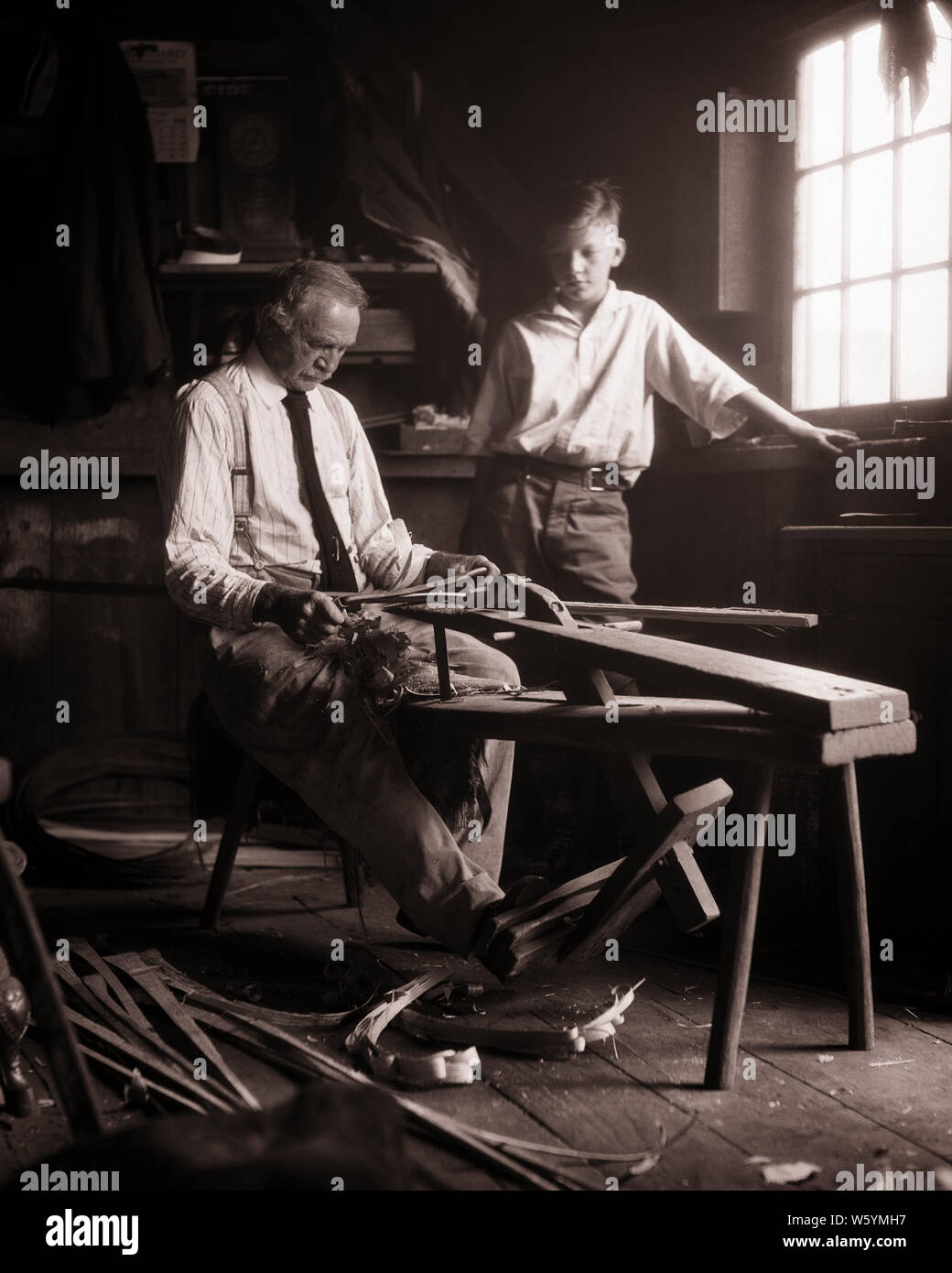 1930er Jahre junge GERADE HANDWERKER GESTALTUNG EINER ALTEN SCHULE HOLZ- LACROSSE STICK GRIFFE MIT DRAWKNIFE SITZEND auf RASUR PFERD-c4184HAR 001 HARS STICK BESETZT NOSTALGIE INDUSTRIE ALTE MODE 1 JUGENDLICHE RASIEREN GROSSVATER SÖHNE LIFESTYLE GESCHICHTE FEIERN GROSSELTERN JOBS KOPIEREN DES LÄNDLICHEN RAUM FREUNDSCHAFT IN VOLLER LÄNGE PERSONEN INSPIRATION MÄNNER HANDWERK VERTRAUEN Väter im mittleren Alter B&W Mann mittleren Alters SKILL BERUF GLÜCK FÄHIGKEITEN KUNDENSERVICE VATIS WISSEN STOLZ EINE GELEGENHEIT AUTORITÄT BERUFEN MIT VICE KOMBINATION ENKELKIND KONZEPTIONELLE ENKEL GRIFF STILVOLLE HOLZBEARBEITUNG WORKBENCH Stockfoto