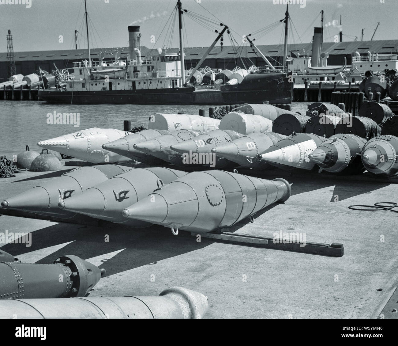 1940 zwei Schiffe der Küstenwache BOJE AUSSCHREIBUNG DARÜBER HINAUS WIES NONNE Bojen und flache Oberseite DOSEN AIDS ZUR NAVIGATION NEW LONDON, CONNECTICUT USA - c 44 HAR 001 HARS STILVOLLE ÜBER VERSAND SCHWARZE UND WEISSE CONNECTICUT CT HAR 001 ALTMODISCHES SCHIFF Stockfoto