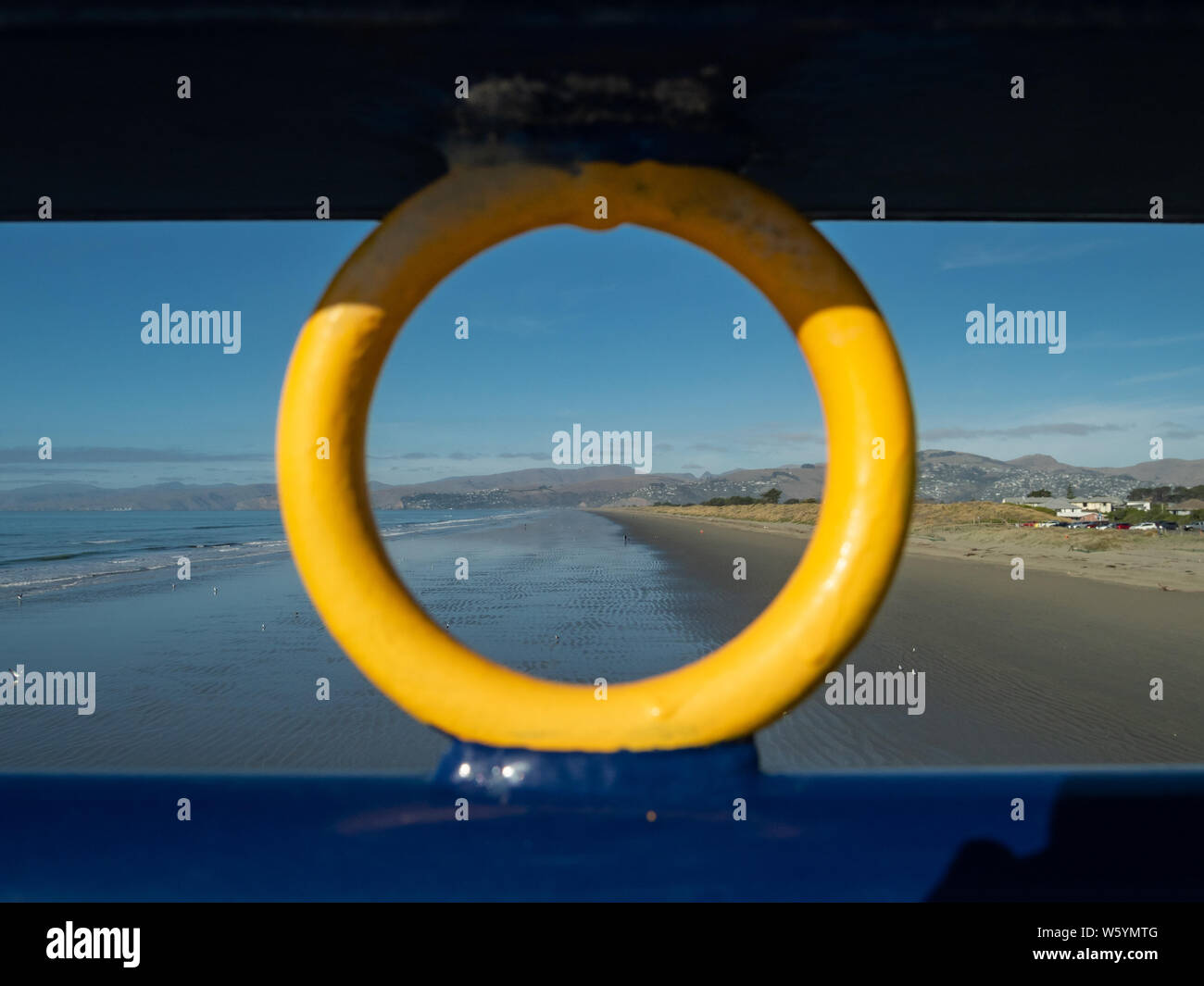 Meer Blick durch die SCHMIEDEARBEITEN von New Brighton Pier gerahmt, Neuseeland Stockfoto