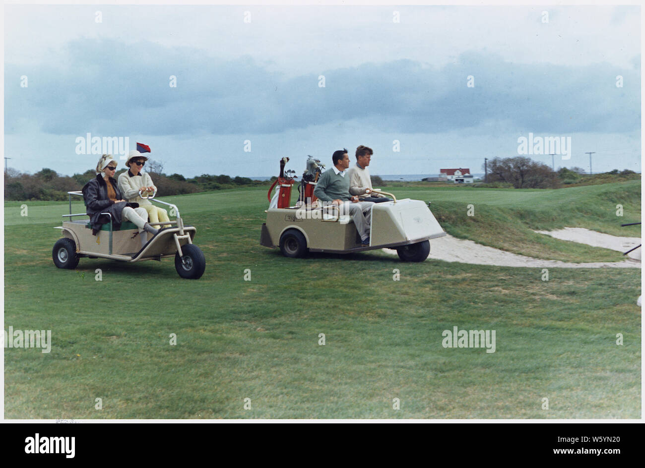 Wochenende in Newport - Golf spielen. Frau Bradlee, Frau Kennedy, Ben Bradlee, Präsident Kennedy. Newport, RI, Newport Country Club. Stockfoto