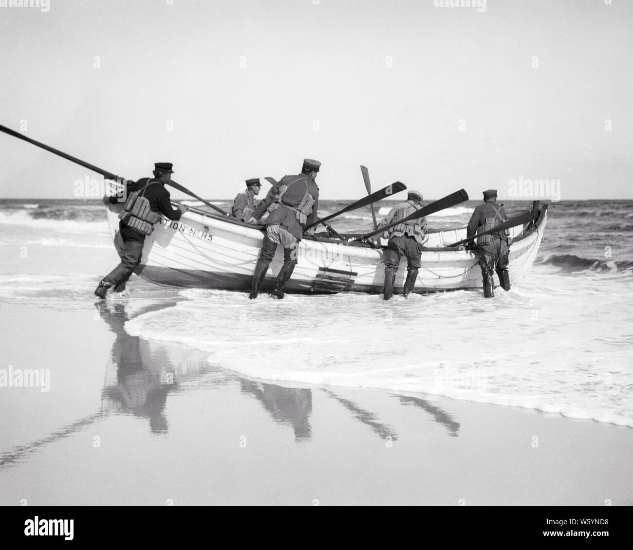 1910s 1930s MITGLIEDER UNITED STATES COAST GUARD TRAGEN CORK LEBEN BEWAHRER EINLEITUNG HOLZ RETTUNGSBOOT IN OCEAN SURF NJ USA - c 82 HAR 001 HARS PASSAGIERE LÄNDLICHEN VEREINIGTEN STAATEN KOPIEREN RAUM VOLLER LÄNGE PERSONEN, DIE VEREINIGTEN STAATEN VON AMERIKA GEFAHR MÄNNER RISIKO SURF VERTRAUEN TRANSPORT B&W STRAFVERFOLGUNG NORDAMERIKA NORTH AMERICAN DISASTER ABENTEUER SCHUTZ STÄRKE MUT BEGEISTERUNG mächtig stolz in NJ RUDER BERUFE MATROSEN UNIFORMEN KONZEPTIONELLE 1790 1848 Mitglieder stilvolle SUPPORT NEW JERSEY SCHIFFBRUCH REGIERUNGSBEHÖRDE SEEMÄNNER GEBILDET LIFESAVING Mitte - Mitte - erwachsenen Mann MISSION SEASHORE Stockfoto