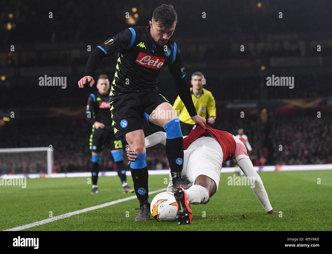 LONDON, ENGLAND - 11. APRIL 2019: Mario Rui Silva Duarte von Napoli und Ainsley Maitland-Niles von Arsenal dargestellt, während der ersten Etappe der 2018/19 UEFA Europa League Viertelfinale Spiel zwischen Arsenal FC (England) und SSC Napoli (Italien) im Emirates Stadion. Stockfoto