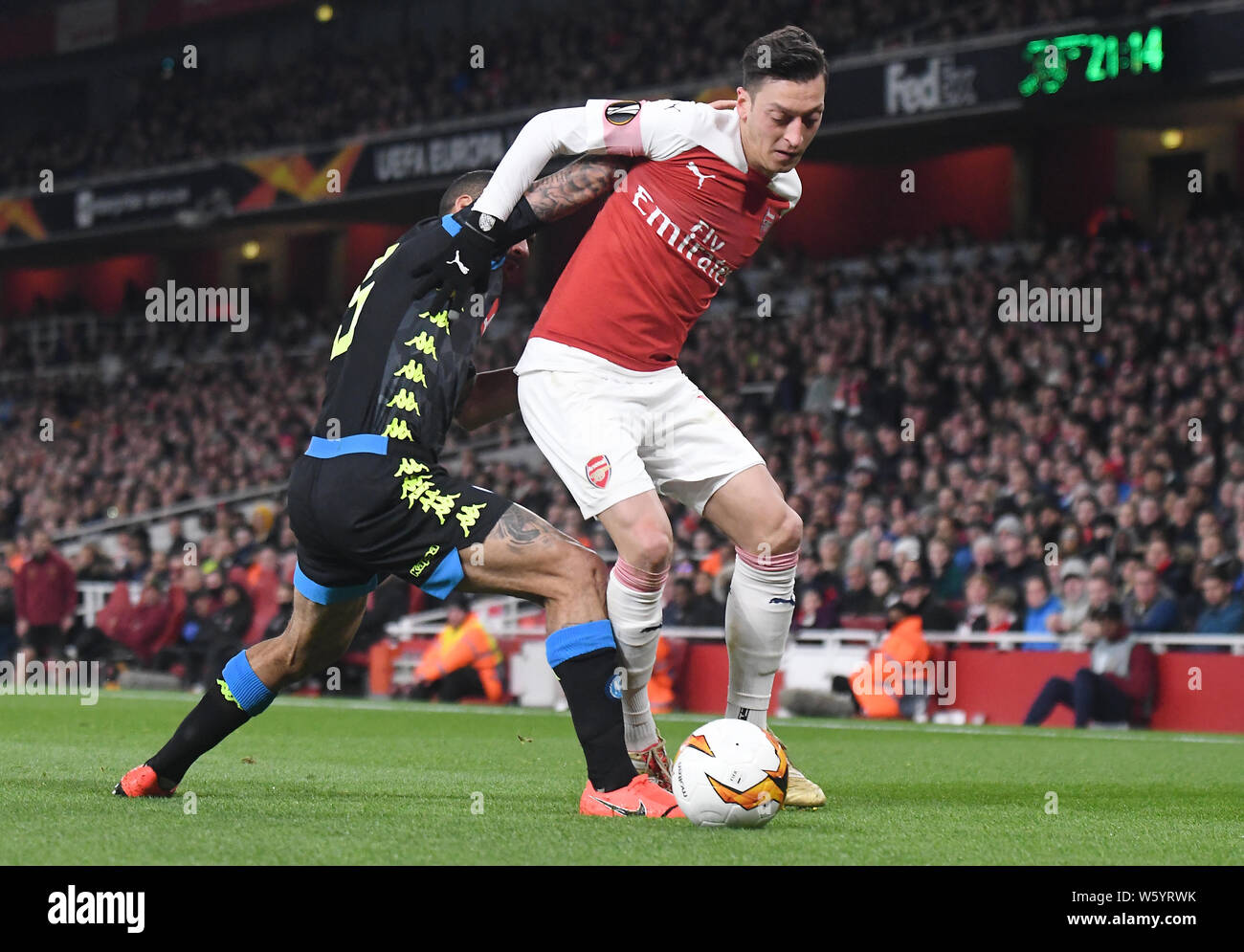 LONDON, ENGLAND - 11. APRIL 2019: Mesut Ozil von Arsenal dargestellt, während der ersten Etappe der 2018/19 UEFA Europa League Viertelfinale Spiel zwischen Arsenal FC (England) und SSC Napoli (Italien) im Emirates Stadion. Stockfoto