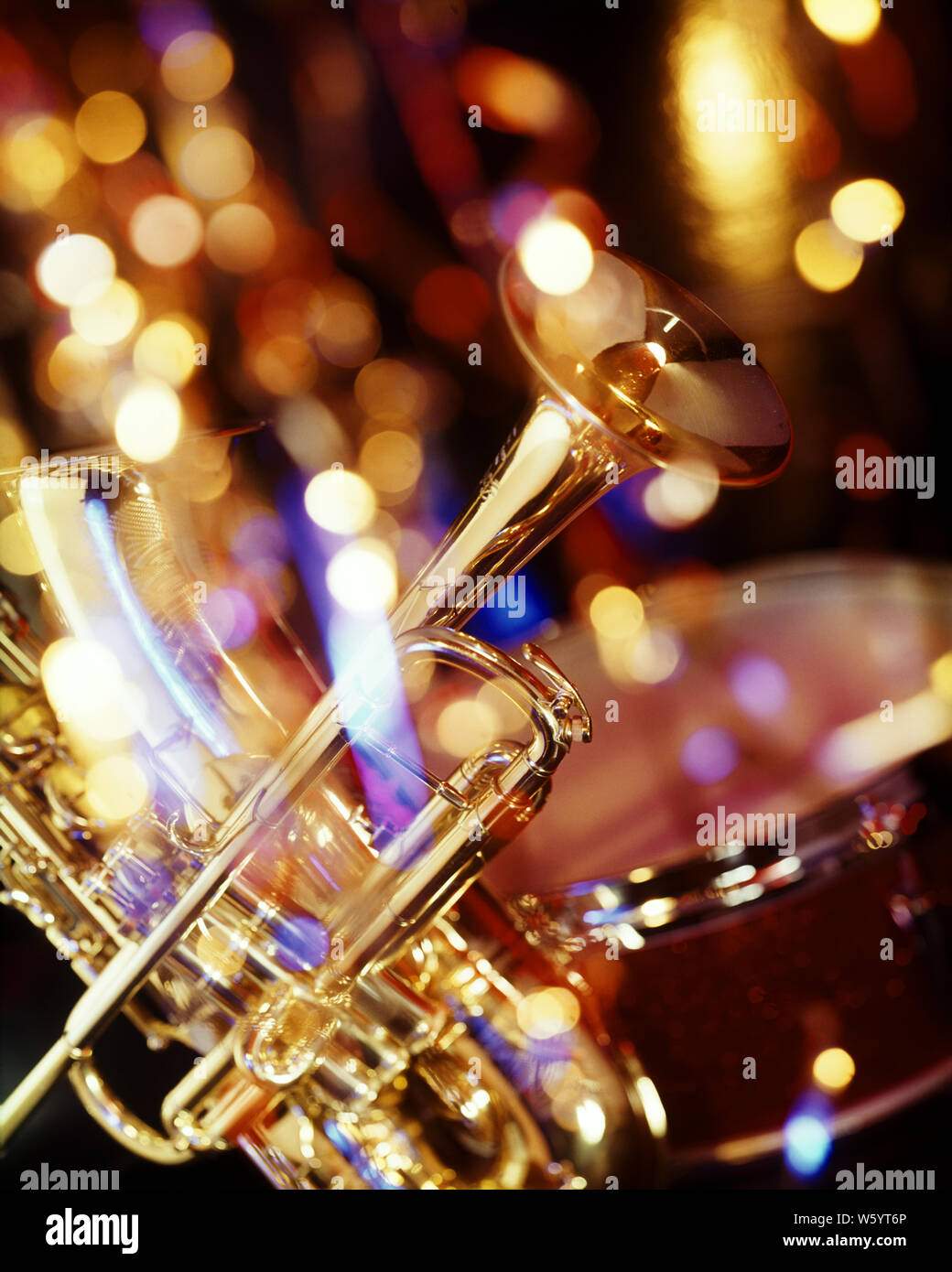 1970er Jahre 1980er Jahre glänzend NOCH LEBEN DER Blechbläser Trompete Saxophon SCHLAGZEUG SOFT FOCUS GRAFISCHE WIRKUNG - km7045 PHT 001 HARS ALTMODISCH Stockfoto