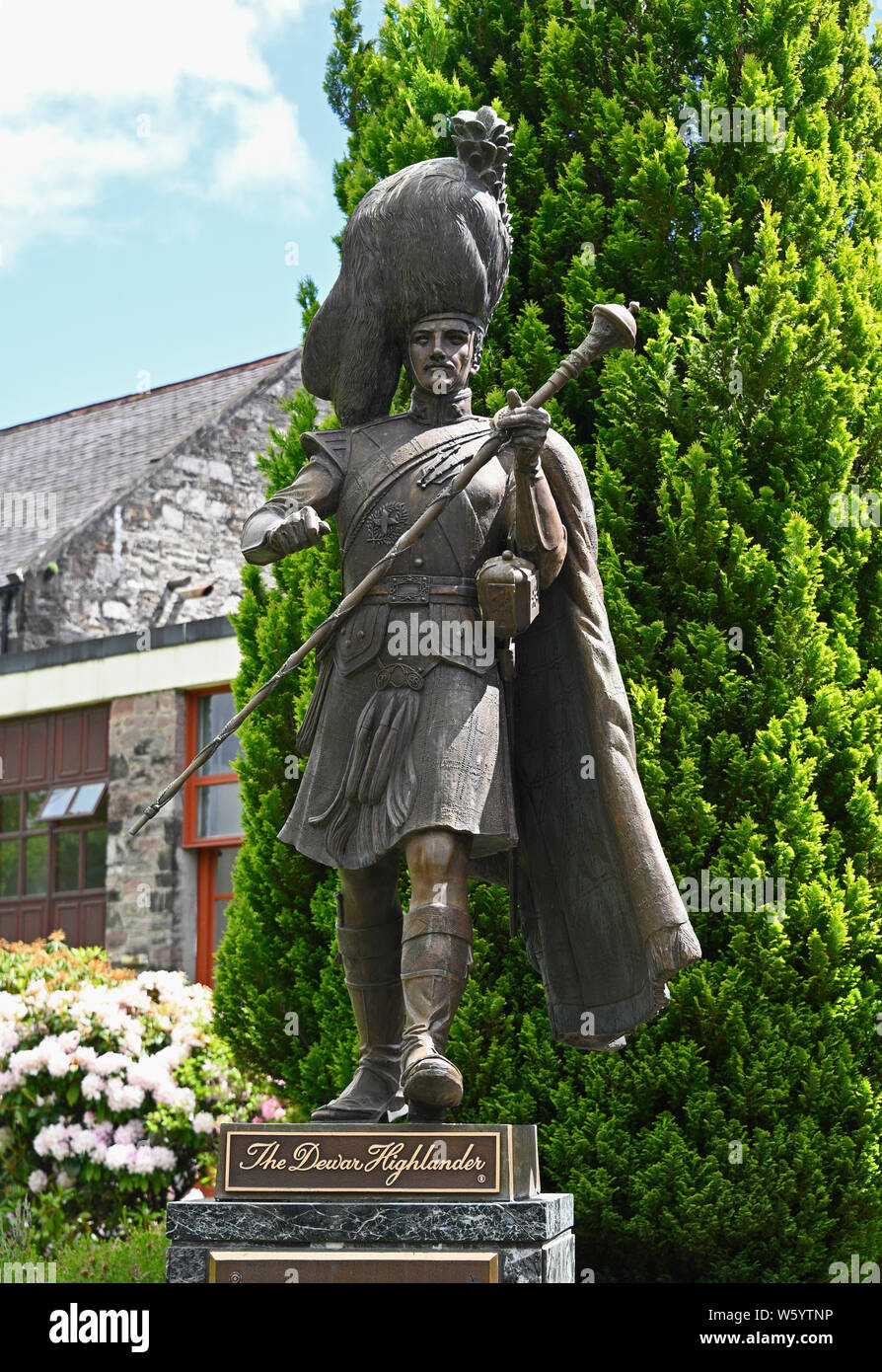 Die dewar Highlander, eingetragene Marke Statue. Dewar's Aberfeldy Whisky Distillery. Aberfeldy, Perth und Kinross, Schottland, Großbritannien, Europa Stockfoto