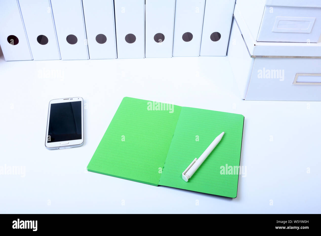 Datei Ordner mit Dokumenten und wichtige Dokument mit Telefon und Notebook auf isolierten Hintergrund Stockfoto