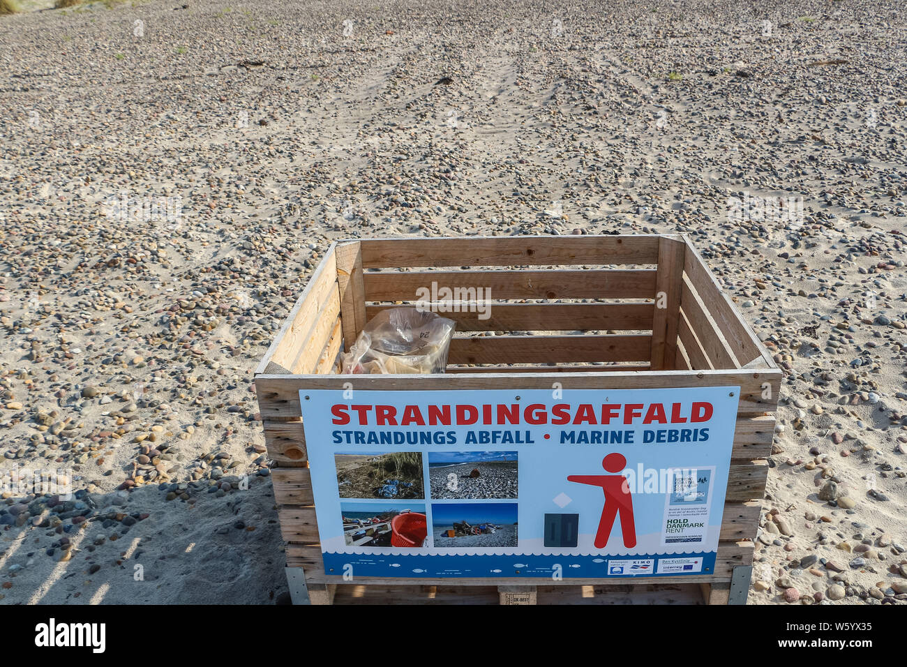 In Skagen, Dänemark am 28. Juli 2019 Palette holz Box zum Sammeln von Müll (marine Debris) durch das Meer am Strand einschließlich Fischernetze, Plastikmüll, Flaschen ist am Strand der Nordsee in Skagen, Dänemark am 28. Juli 2019 © vadim Pacajev/Alamy leben Nachrichten Stockfoto