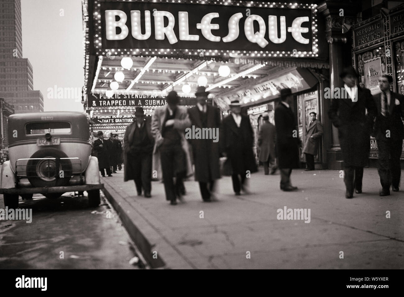 1930er Jahre 1933 Fußgänger Männer gehen unter Burleske beleuchtete Festzelt auf der West 42nd Street MANHATTAN THEATRE DISTRICT NYC USA-q 45950 CPC 001 HARS UNTERHALTUNG B&W NORDAMERIKA FREIHEIT NORDAMERIKANISCHEN ERFOLG PERFORMING ARTS VERSUCHUNG Anzug und Krawatte TRÄUME HELLE FREIZEITAKTIVITÄTEN STÄRKE BURLESKE AUFREGUNG ERHOLUNG AUF GLÜHBIRNEN NYC NEW YORK STÄDTE ENTKOMMEN STILVOLLEN NEW YORK CITY VORBEI AN illuminierten Mitte - Mitte - erwachsenen Mann Filet 1933 SCHWARZ UND WEISS KAUKASISCHEN ETHNIE BEZIRK ALTMODISCHE SORDID Stockfoto