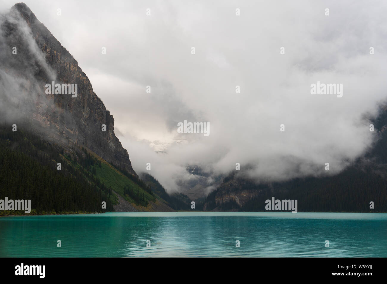 Bewölkt Lake Louise Stockfoto