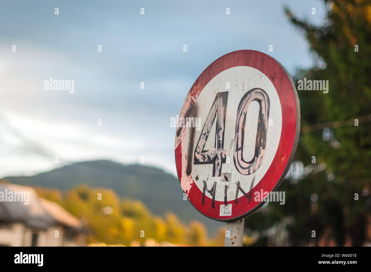Vandalized Beschilderung - kann auch symbolisieren Beschleunigung Stockfoto