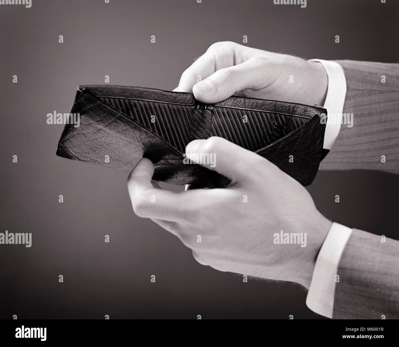 1970 männliche Hände halten ÖFFNEN EINER MAPPE UND ENTHÜLLT ES IST LEER SPRENGTE PLEITE - s 18746 HAR 001 HARS NORDAMERIKANISCHEN UND REICHTUM BRACH ES POLITIK KONZEPT VERLEGEN BÜNDIG KONZEPTIONELLE GESPRENGT CLOSE-UP ENTHÜLLT BANKROTT INSOLVENZ OHNE KEIN GELD SYMBOLISCHE KONZEPTE Mitte - Mitte - erwachsenen Mann SCHWARZ UND WEISS KAUKASISCHEN ETHNIE HÄNDE NUR HAR 001 bedürftigen ALTMODISCHE DARSTELLUNG Stockfoto