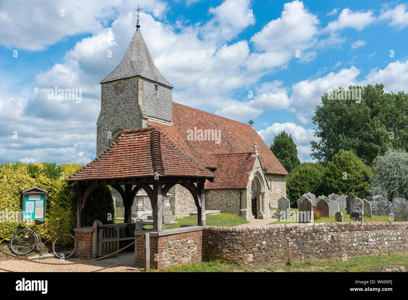 Die anglikanische St Nicholas Church mit ihrem Lychgate West Itchenor, Chichester Harbor, Chichester, West Sussex, England, Großbritannien Stockfoto